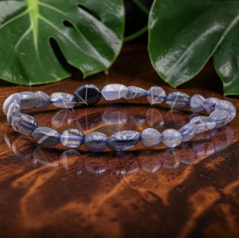 bracelet cordiérite pierre naturelle violette avec belle transparence effet légèrement métallisé sous forme de pierre roulée