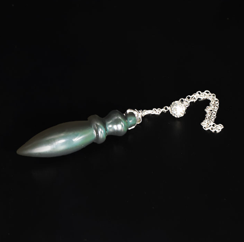Pendule égyptien en pierre noire obsidienne œil céleste avec reflets arc-en-ciel.