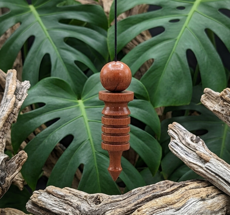 Pendule divinatoire artisanal en bois de nèfle du japon, longueur 8 cm, finition lisse.