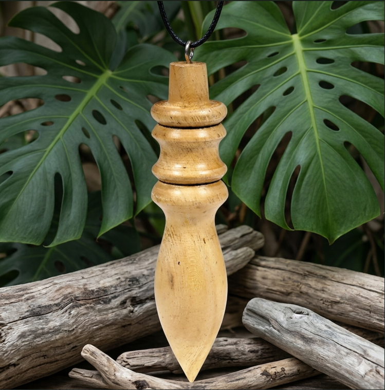 Pendule divinatoire en bois d'orme indien, longueur 10 cm, forme ergonomique et pointe effilée.